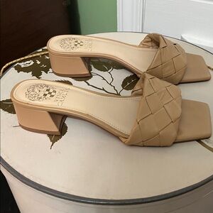 VINCE CAMUTO Women's Beige Woven Heeled Slide Shoes